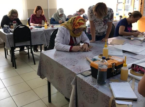 Asiye Cinemre Ogretmenimizin Ve Kursiyerlerinin Deri Canta Yapimi Atolyesi Calismalari